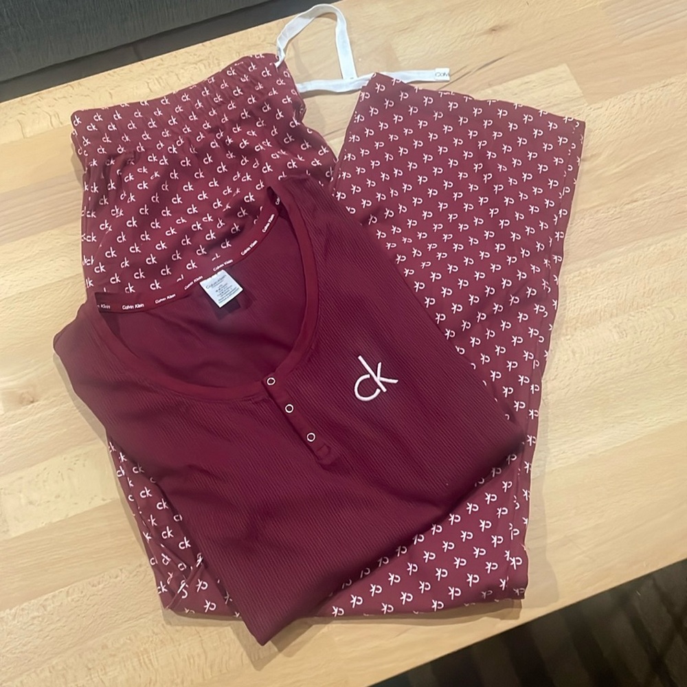 Calvin Klein pajama set (size large) never worn.